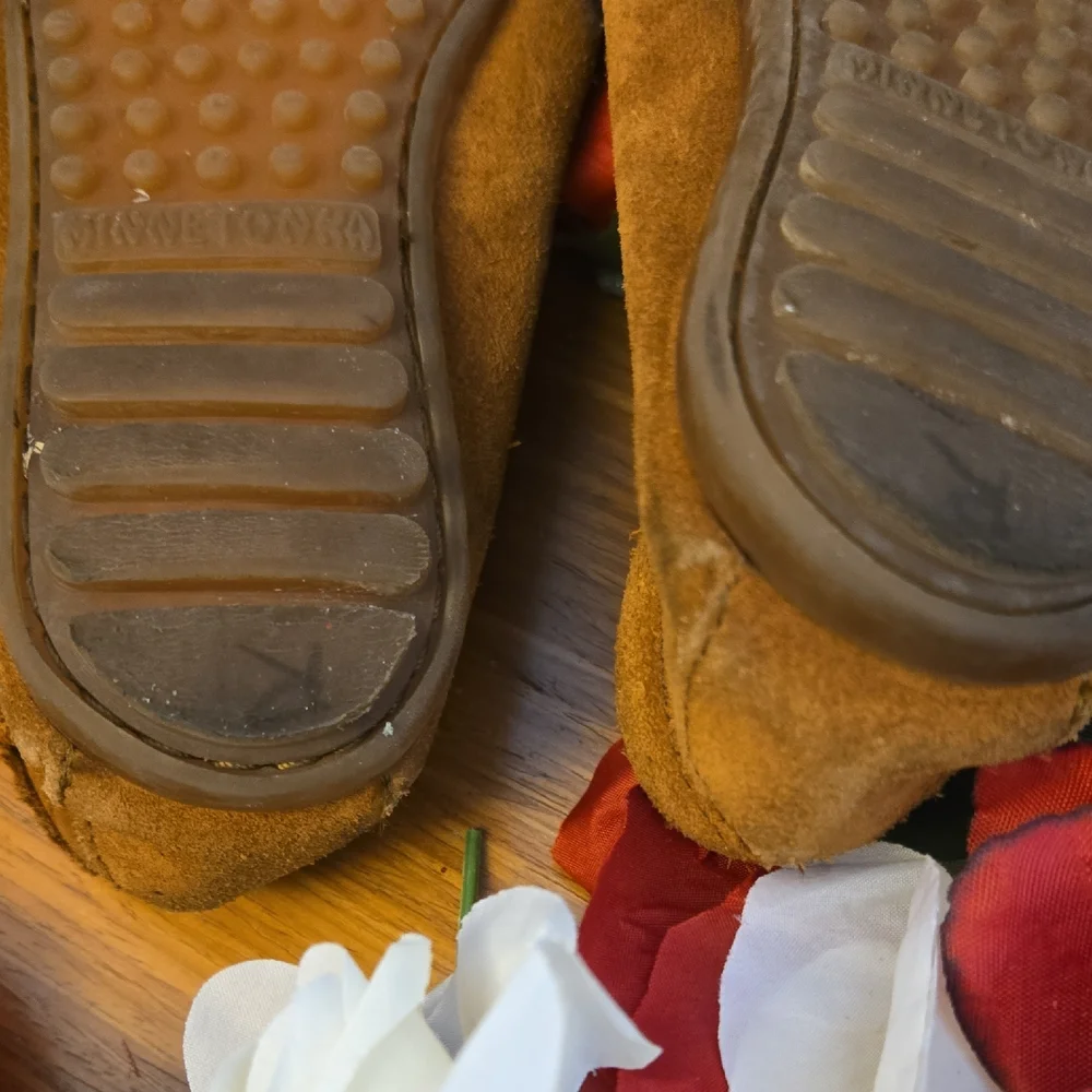 Minnetonka x Hello‎ Kitty Suede Moccasins – Kids Size 2